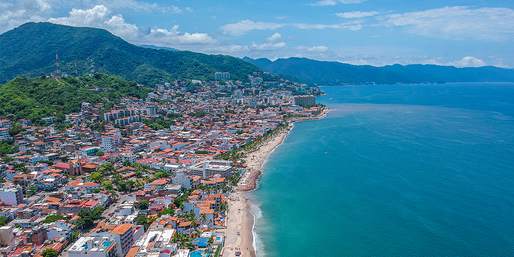 PuertoVallarta's tweet photo. Una mágica ciudad situada entre el mar y la montaña. #PuertoVallarta es todo un espectáculo natural. ¡Ya te estamos esperando! #RevivePuertoVallarta https://t.co/EYEbrnF7nJ https://t.co/T32EfmEIaM