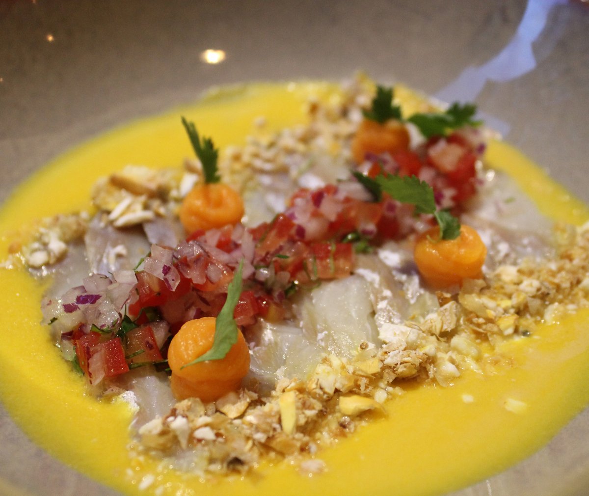 ¿Qué tal empezar por un entrante frío? 😍En #LaDominga combatimos el calor con mucho sabor 👏💦 Tiradito de corvina 😋