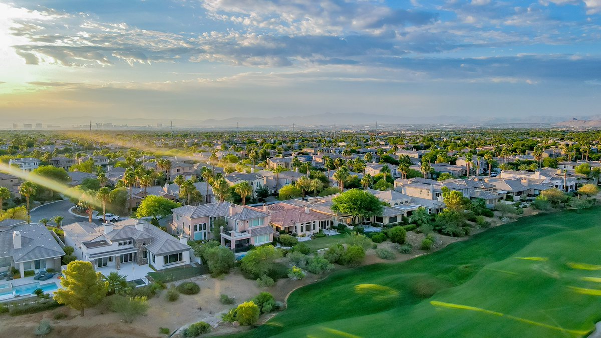 djjones__'s tweet image. Coming soon!! 💎 Our newest Red Rock Country Club flip is all done, and we can’t wait to show you!! 🏡 // #BottomLeft #WhatAView #GalindoGroupRE #VegasFlips