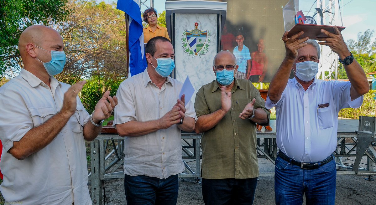 correa766's tweet photo. Un premio grande para un hombre sencillo

El doctor Francisco Alberto Durán García recibe el Premio del Barrio, otorgado por los CDR la mayor organización de masas del país. https://t.co/n303X5VORb