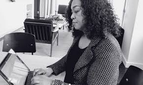 rafinhagomes00's tweet photo. Pessoas acreditando que Meredith Grey irá descobrir a vacina da Covid em algum episódio de Grey's Anatomy. Esse povo ou é muito esperançoso ou não conhece Shonda Rimes. A questão para a 17ª temporada do seriado é quantos a criadora/roteirista vai matar por causa da pandemia? https://t.co/3F6ELTeXBf