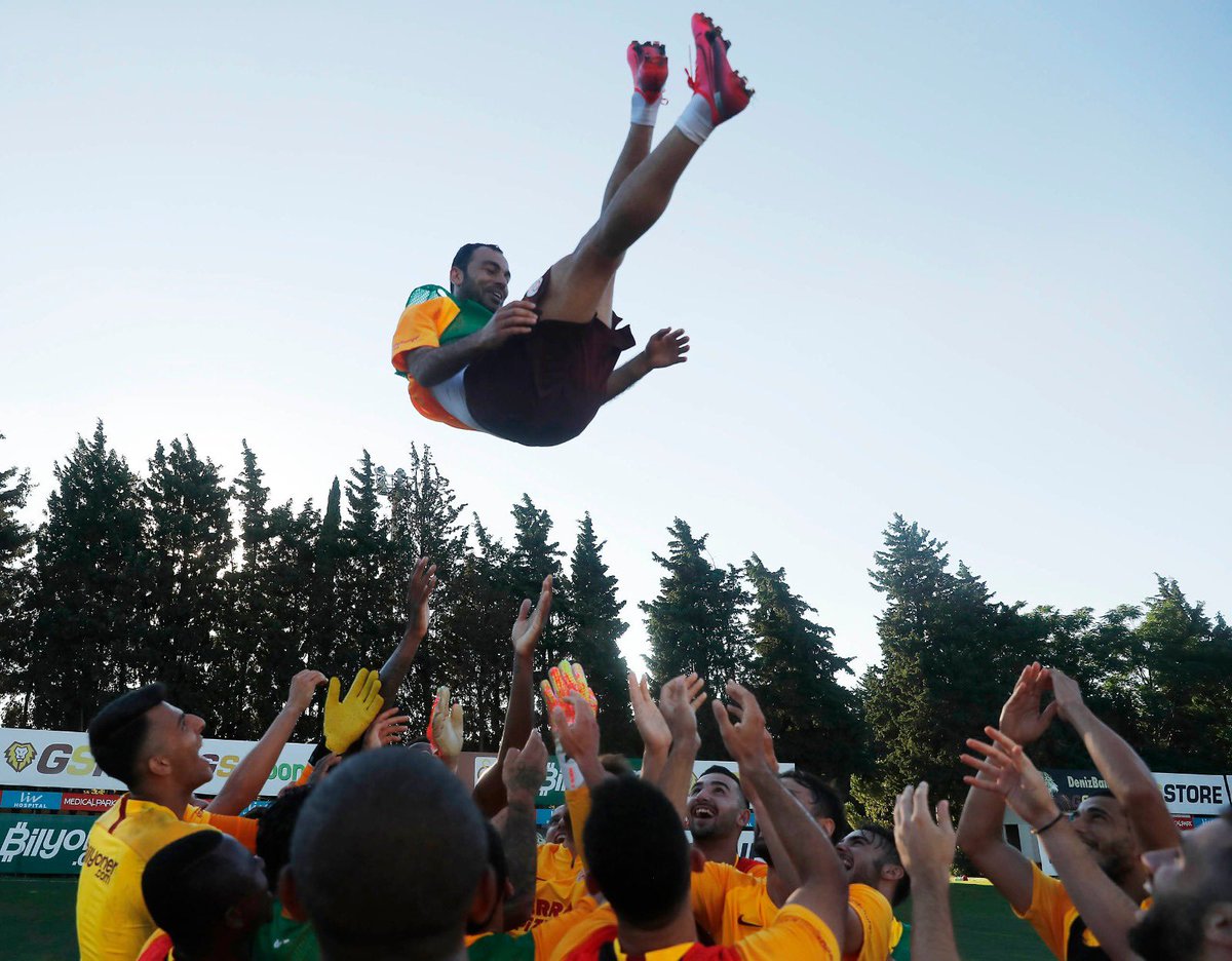 Kaptanımız Selçuk İnan, bugün gerçekleştirilen antrenman sonrasında takım arkadaşları ve teknik ekibimizle vedalaşarak aktif futbolculuk kariyerini noktaladı.

Yolun açık olsun kaptan... 

Galatasaray'a kattıkların ve emeklerin için teşekkürler! 🙏