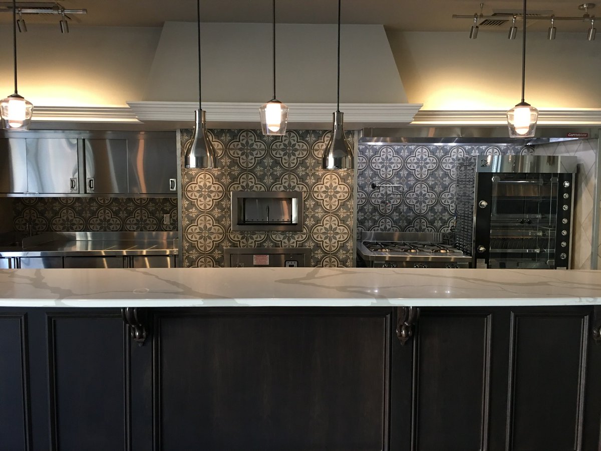 AFIkitchens's tweet image. That's a wrap! OSL East Sacramento now has a kitchen and bar area ready to roll with @captiveaire #KitchenHood @rotisol_france_inc #kitchenrotisserie @southbendnc #kitchenrange #SacramentoCA  #AFIinstallations #KitchenInstall #FoodServiceEquipment #StainlessSteel #CustomFab