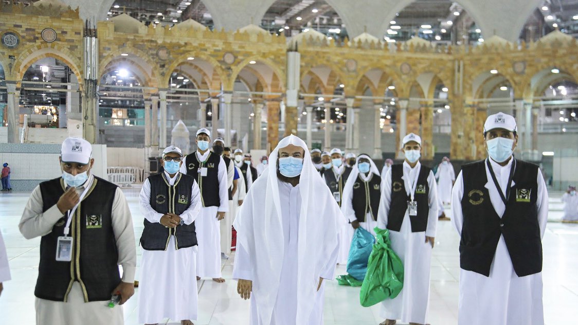 drsudais's tweet photo. معالي الشيخ د.عبدالرحمن السديس يشارك في رفع ثوب الكعبة المشرفة. https://t.co/Uoyv2RdvHn