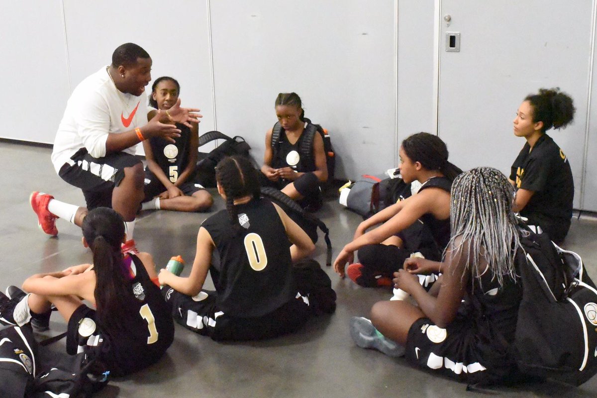 DrewEbanks's tweet photo. ON POINT BALLIN: Looking forward to having one of the top 2022 lady ballers @_tyatodd_ as well as her Head Coach @CoachKippB1 of POWERHOUSE @RoyalCrownWBB
tonight at 9pm on @BarnBurnerNET and Zingo TV Channel 250! Gonna be a ๐ฅ๐ฅ๐ฅ Show! #onpoint #canball #barnburnernet #hoops https://t.co/k7mqHx0T4j