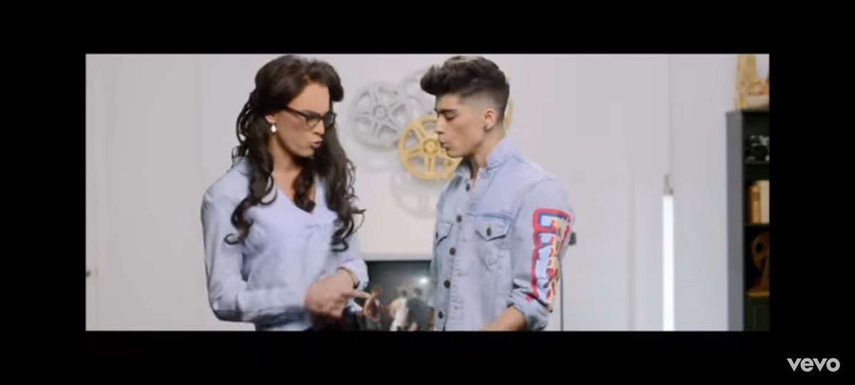 Chethan23612492's tweet photo. Zayn can either be the hotshot guy or the sexy assistant
#WeLoveYouZayn #BestSongEver #1dfandomisalive https://t.co/rSpm5mM9ak
