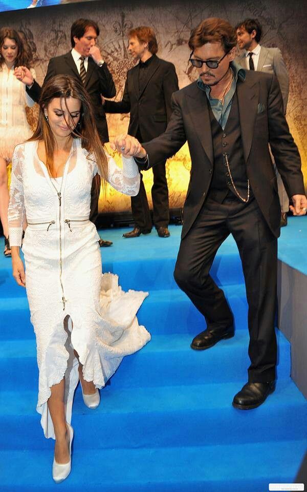 Women on Johnny Depp, a thread:"One of the things that I was most surprised about was how humble he is. He's so kind to everyone, and so sweet, and has a brilliant mind. He's one of the funniest people. And has a very big heart. He's a very unique human being." - Penélope Cruz