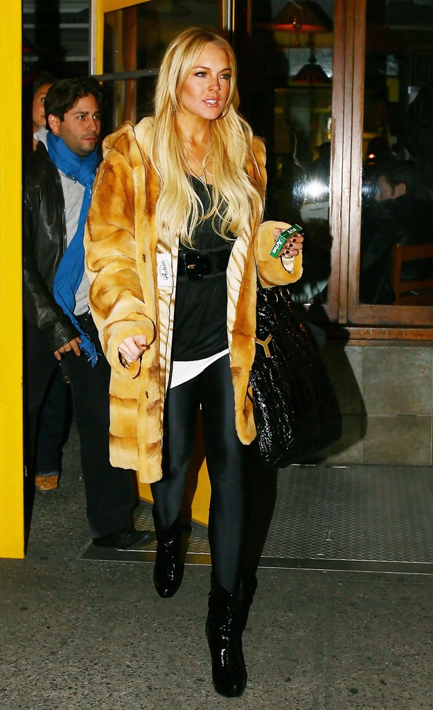 lindsayarchive's tweet photo. .@LindsayLohan leaving a restaurant in New York City, January 26, 2008. https://t.co/SbJQLXNnFY