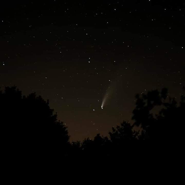 ViaLethes's tweet photo. 🌌Cometa #Neowise fotografiado el pasado sábado desde #Saumede (#ABola).
Este jueves se verá todavía mejor y no podrá volver a verse hasta dentro de más de 6.000 años...
Foto: Asociación El Pueblo Saumede
#TerraDeCelanova #Ourense #Galicia https://t.co/40ef8v3vSg