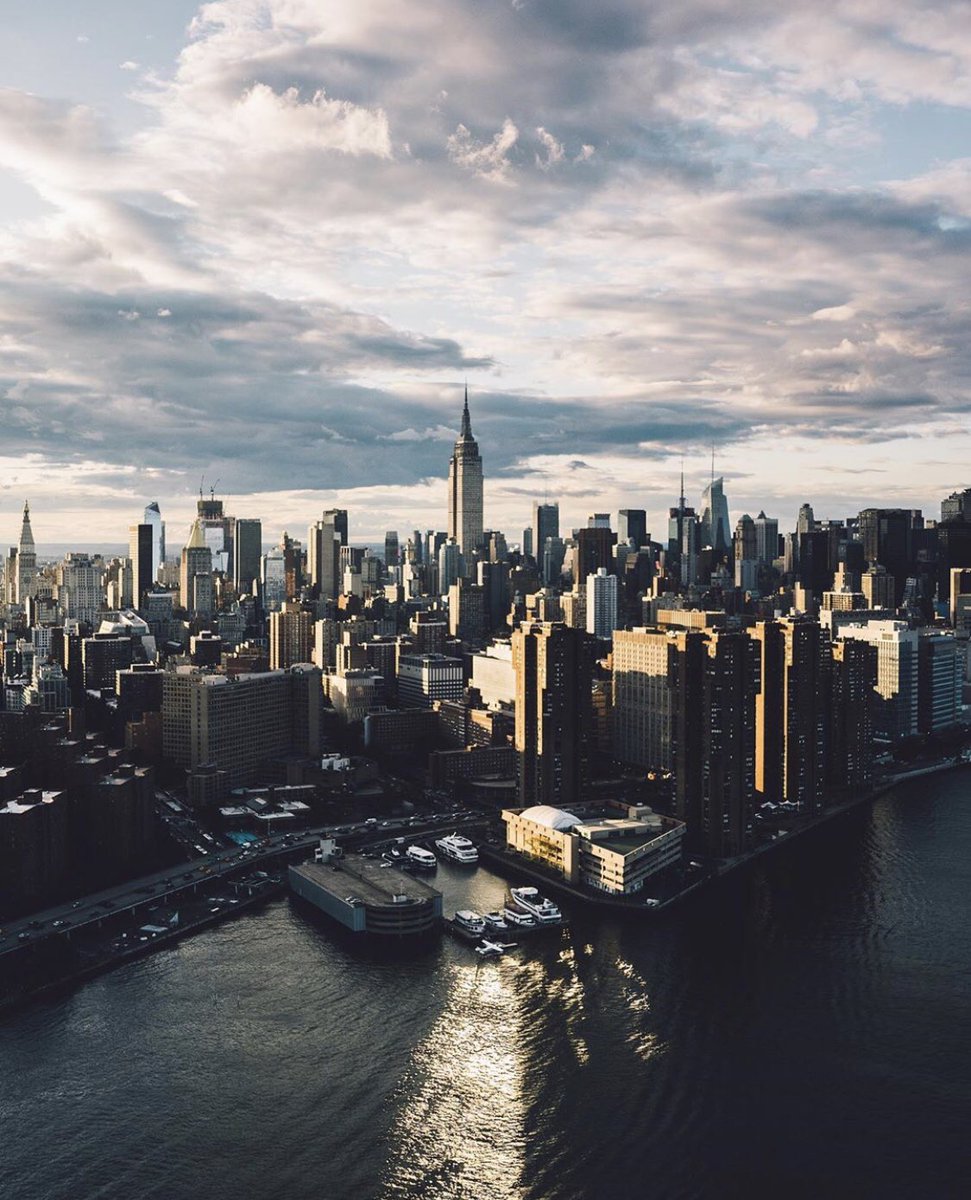 F o u n d e r s tweet media