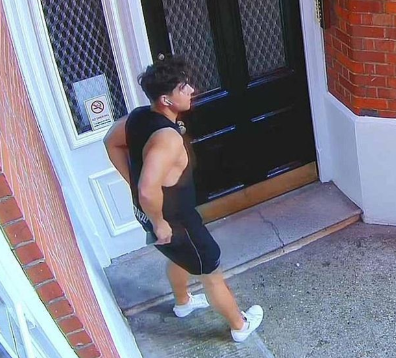 AldoSterone111's tweet image. Londres : La Police cherche le "Chieur de Fulham". Il defeque devant les portes et prend la fuite.