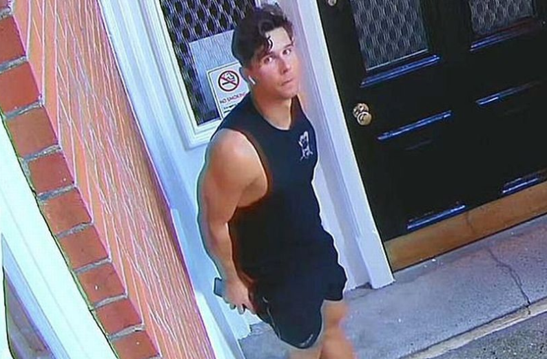 AldoSterone111's tweet image. Londres : La Police cherche le "Chieur de Fulham". Il defeque devant les portes et prend la fuite.