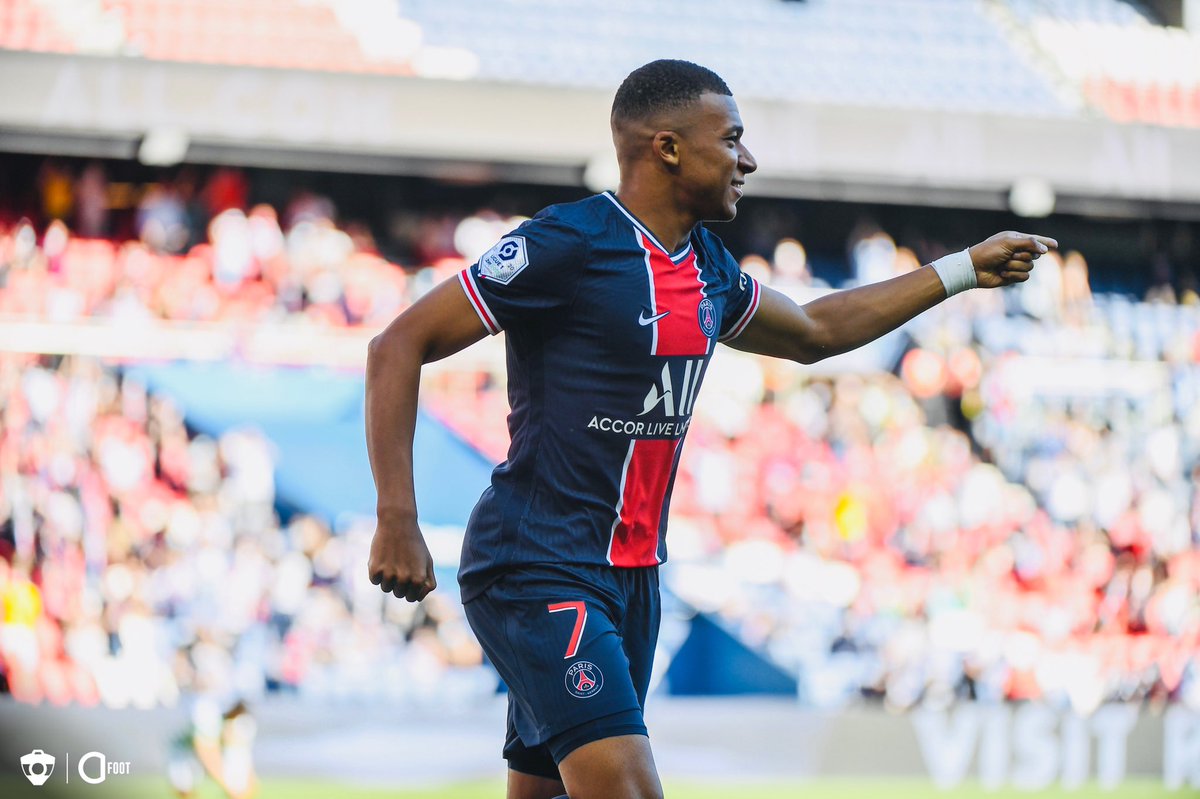 ActuFoot_'s tweet photo. Kylian Mbappé confirme qu’il reste au PSG la saison prochaine.

« Je suis là, je suis dans le projet pour une 4e année. Les 50 ans du club, c'est une année importante aux yeux du club, des supporters, je serai là quoi qu'il arrive. » (beIN) https://t.co/uOZbGsYTls