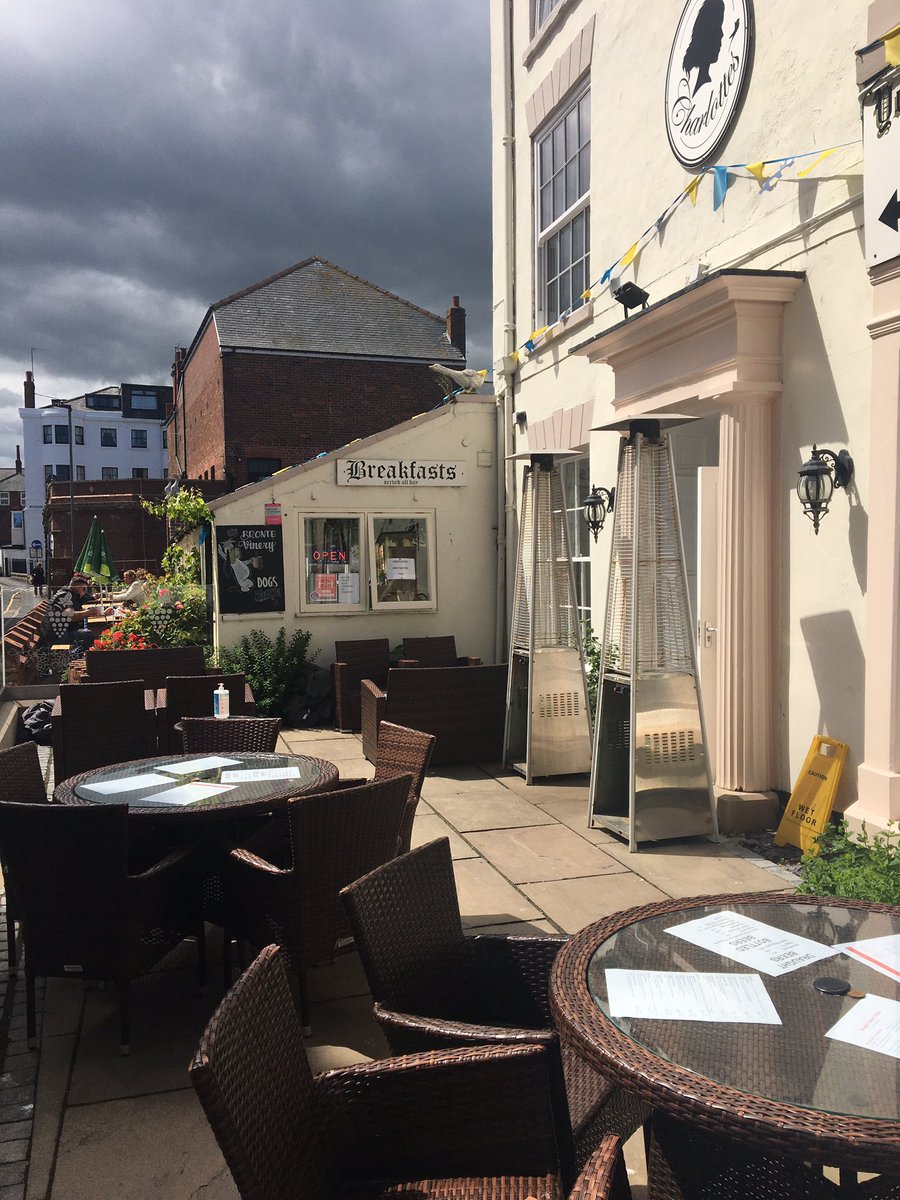 CharlottesFiley's tweet image. Summer 2020 #SocialDistancing #goodfood #coldbeer @Sherb187 @YorkCoastAgents @stayinfiley @Filey_UK @ScarboroCouncil