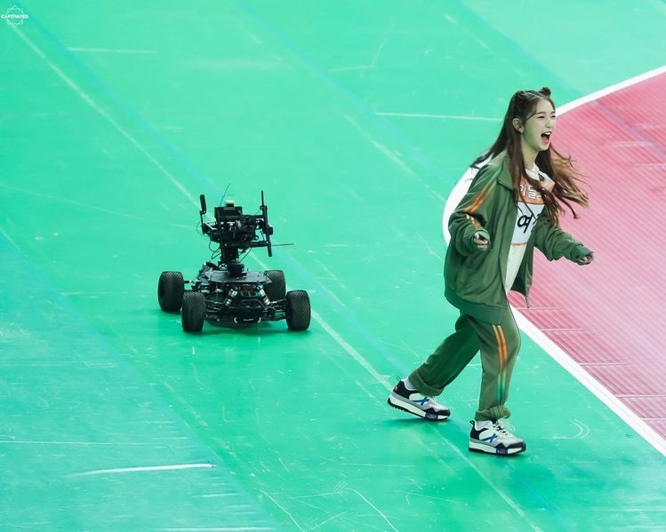 tb to when yeojin went viral for being tiny