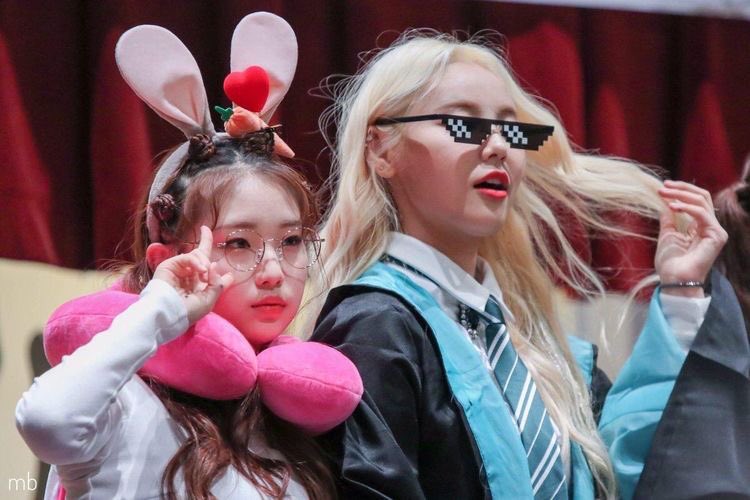 the way jinsoul had to get down so yeojin could reach her ear...