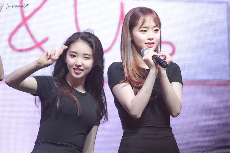 yeojin has this amazing power of making chuu looks incredibly tall