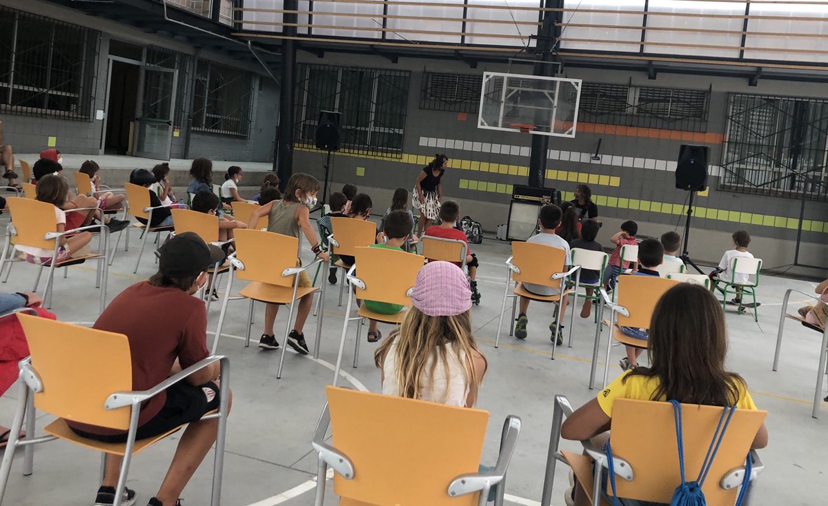 Bertatik Bertara Berriz. Ana Apika eta Intxixu Varbuena ipuin kontalari ari zaizkigu. Hau mundu arrano hau ez beste batzuk bizitzen ari gara, ordubetez baino ez bada ere