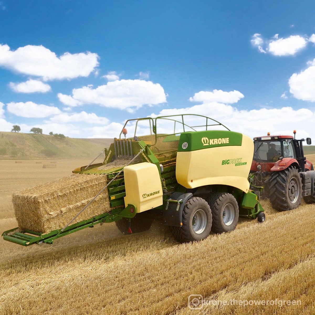 KRONE BiG Pack 1290 HDP II XC 💪💪💪
Der Name HDP II steht für noch mehr Pressdichte bei deutlich höheren Fahrgeschwindigkeiten 👈
• bis zu 70 % höherer Durchsatz im Vergleich zur BiG Pack 1290 HDP
• 8 patentierte Doppelknoter für höchste Pressdichten
😍