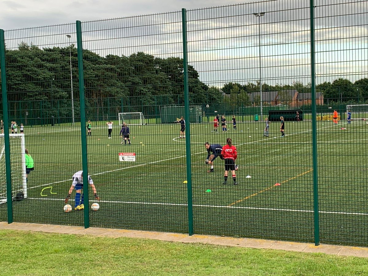 LincolnUtdJFC's tweet photo. THESE GIRLS CAN 

⚽️🙌

Brilliant first official training evening for our junior girls section of the club. Great to be back at The Priory. The future of the female game is looking fantastic! 

#TheWhites https://t.co/aReey8Im36