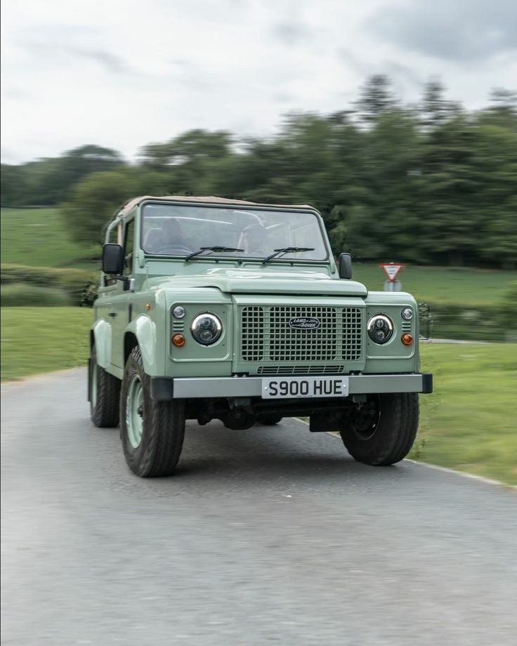 landroverpa's tweet photo. A Huey, aka the Heritage Edition Defender 90 (soft top) being enjoyed around Conwy
By @rybrooklandrover
#landrover #heritagedefender #Defender90 #landroverdefender #landroverphotoalbum https://t.co/5QQDggiKsc