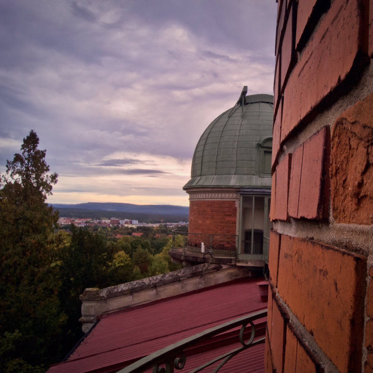DrRemeis's tweet photo. Another perspective of the domes of #theobservatory Photo-Credit: @S_Haemmerich #remeis #remeisobservatory #uniFAU #meineFAU #fau_germany #photooftheday #photography #architecture #architecturephotography #photoart #bamberg #bambergcity #bamberggermany https://t.co/wVz0ecJYZy