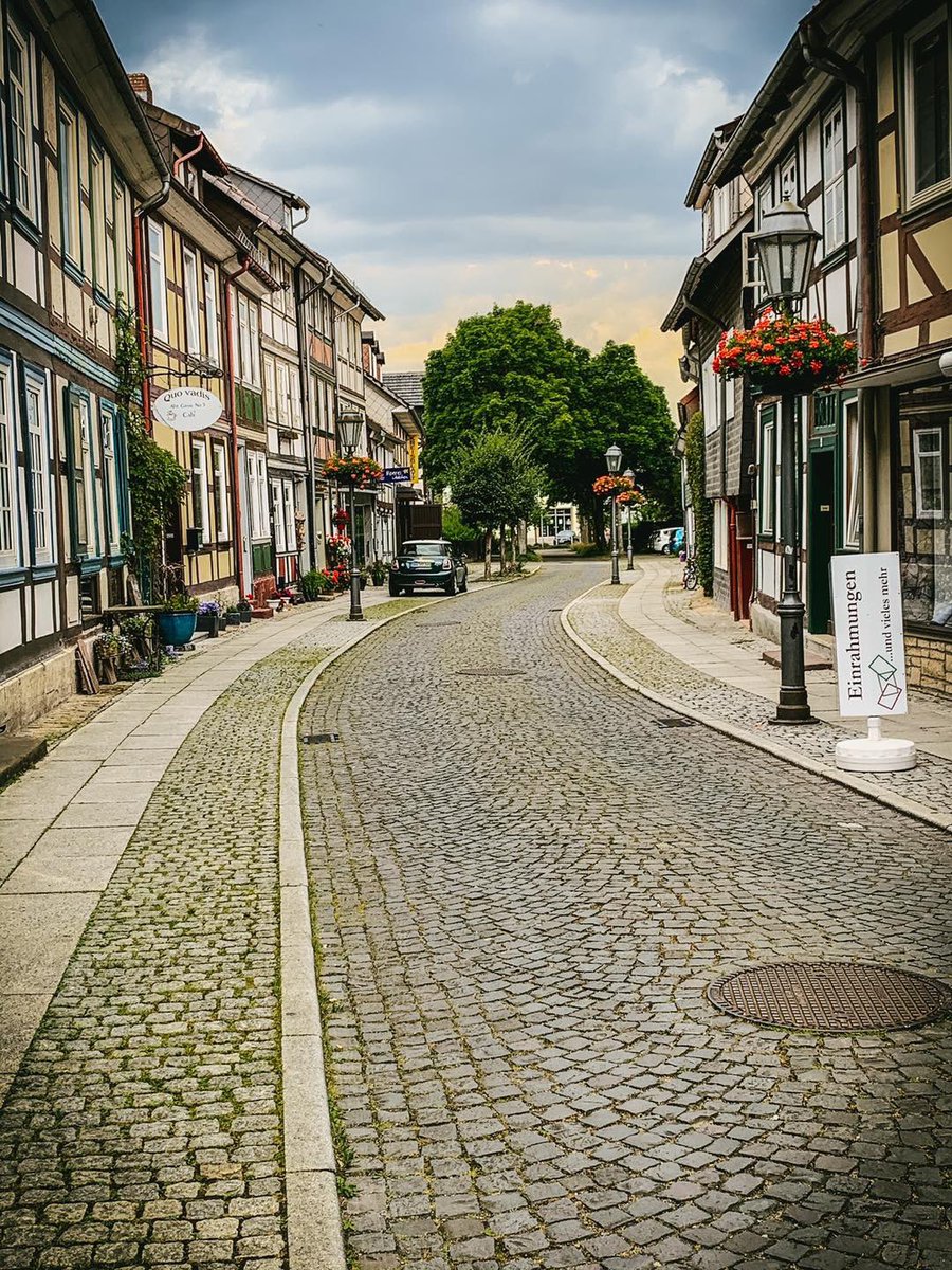 Dr_Roy_Kuehne's tweet photo. Man muss manchmal einfach ganz bewusst hinschauen, um zu sehen, in was für einer schönen Region wir wohnen. Hier zwei Fotos aus #Northeim und Bad #Gandersheim, entstanden beim Verteilen meiner #Corona-Fragebögen an die lokale #Wirtschaft. Ich wünsche einen schönen Abend! 🌆 https://t.co/Um0YcbYk72