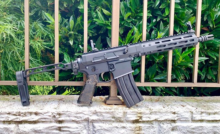 FirearmsNewsMag's tweet photo. I thought this looked pretty handy, a @Brownells 180 upper with a side-folding Gearhead Tailhook....what do you think?
#gunsdaily #gunsofinstagram #tactical #pewpew #weaponsdaily #firearmsnews #firearms #weapons #dailybadass #brownells #ar180 #ar15 #gearheadworks #tailhook https://t.co/vnWg5UBTyB