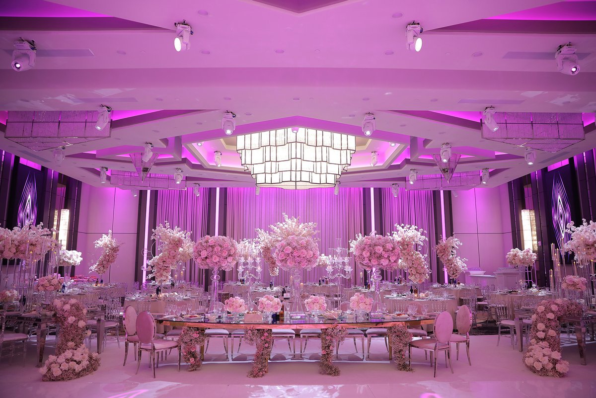 LABanquets's tweet image. Dreaming of your perfect #wedding? The #LandmarkBallroom is just the venue to make those dreams a reality. Call or text 818-241-0888 to schedule your tour today 🌸 #LABanquets