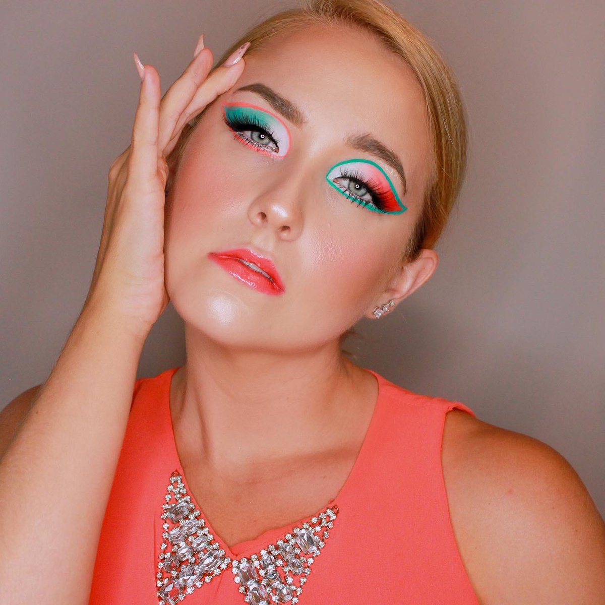 MorganMSellers's tweet photo. Summer vibes! Shout out to @SuvaBeauty liners &amp; @bperfectcosm Carnival Pallete for helping me create this look🧡💙🤍 https://t.co/de3K9B8lpw