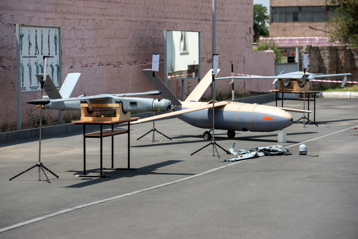 More photos of the downed UAVs and loitering munitions displayed by the Armenian MoD, including Thunder-B, Orbiter 2 and 3, Skystriker, and Harop. They claim the large UAV is a Hermes 180 but it looks like a Hermes 200. 89/Photos: Арам Нерсесян https://vk.com/milinfolive?z=album-123538639_273826713