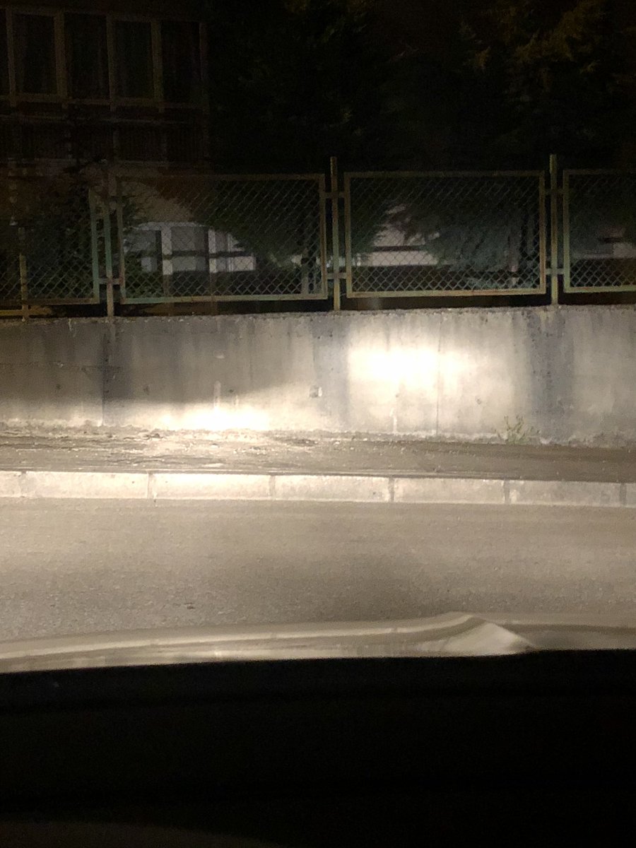 Semih_Boz_'s tweet photo. @SkodaTurkiye @vwturkiye Duzce’de is seyahatim sirasinda sag far ampulum patladi. Yetkili servis ERKUR’a gittim. Randevum olmadigi icin ampul degisiminin zaman alacagi bilgisi verildi. Buraya kadar sorun yok. Gece farlara baktigimda resimlerdeki gibi apartmani aydinlatiyor. https://t.co/BkHiSB5PYp