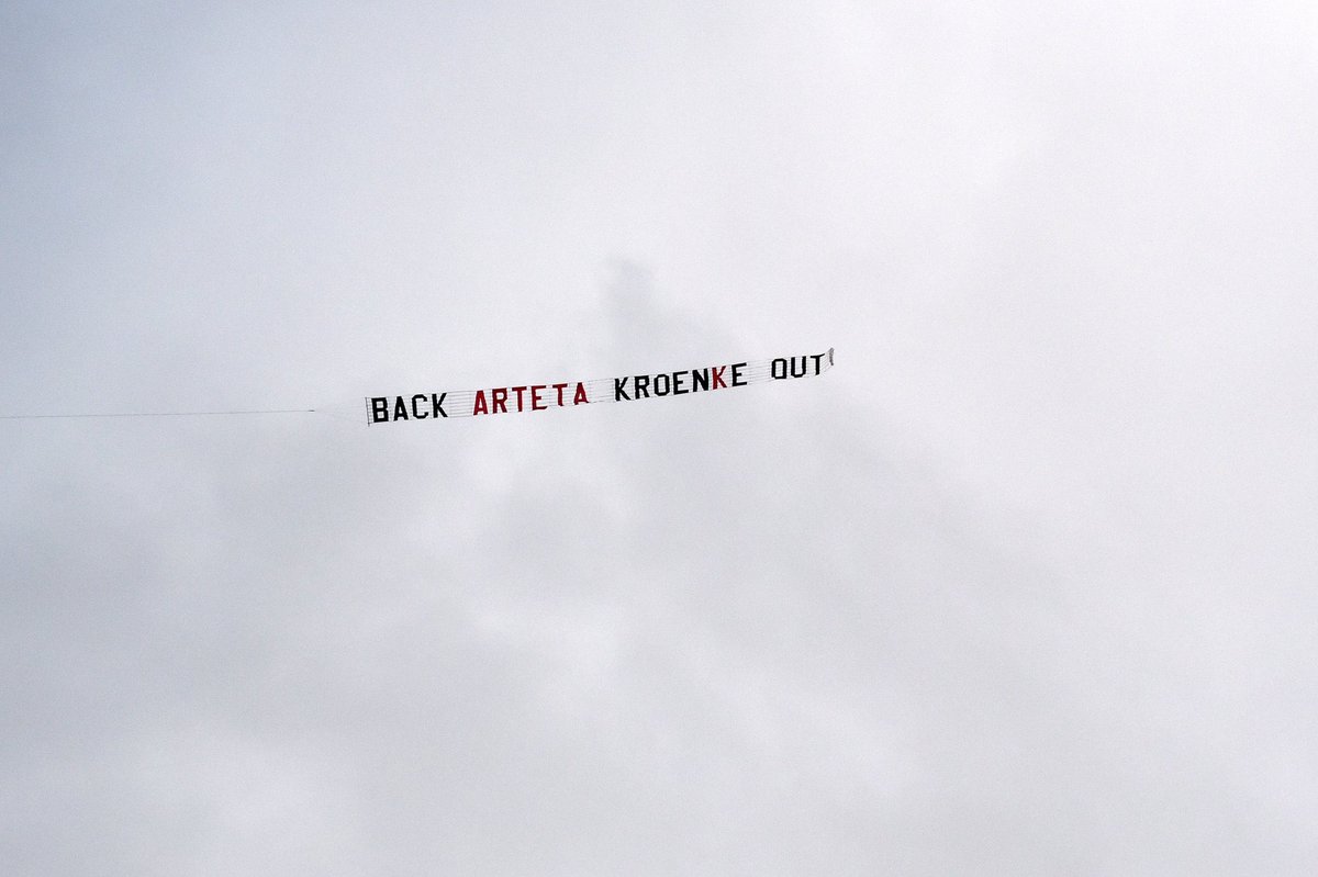 paddypower's tweet photo. Arsenal fans flying this plane and banner over Villa Park. 

Definitely paid for that before beating Liverpool and City. https://t.co/x5NL1JyR3E