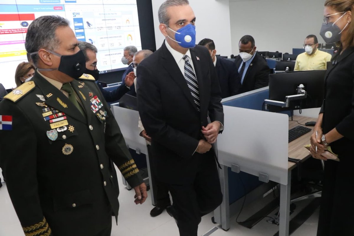 luisabinader's tweet photo. Vinimos a conocer el Centro de Comando, Control, Comunicaciones, Computadoras y Ciberseguridad e Inteligencia (C5i), que se está utilizando para diagnóstico e información para contrarrestar esta gran crisis causada por el COVID-19. Cont. https://t.co/EBpUW7QMDk