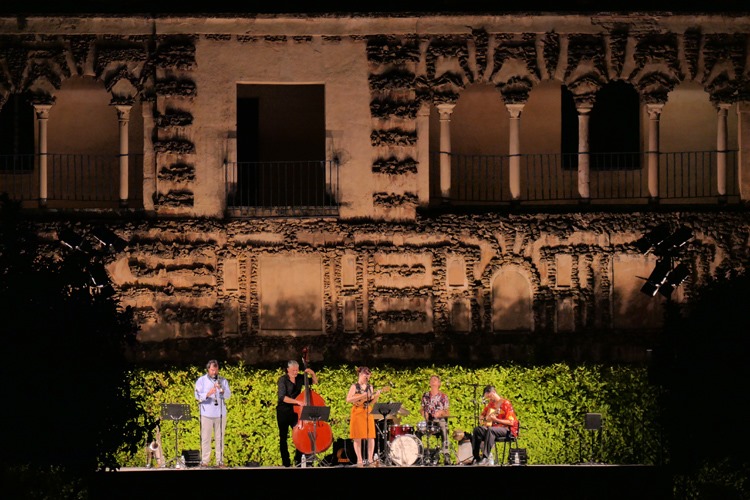 NochesAlcazar's tweet photo. Ayer, #TheDixielab nos refrescaba esa calurosa noche de verano que vivimos al ritmo de #jazz. Aquí algunos momentos del #concierto.
©️ @actideacultura https://t.co/pz2Kws6ULc