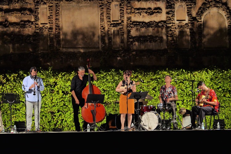 NochesAlcazar's tweet photo. Ayer, #TheDixielab nos refrescaba esa calurosa noche de verano que vivimos al ritmo de #jazz. Aquí algunos momentos del #concierto.
©️ @actideacultura https://t.co/pz2Kws6ULc