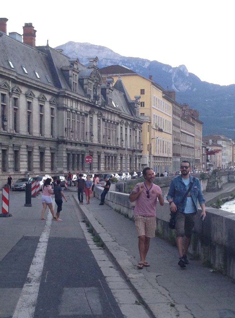 Chaude journée d'été 🔥grâce à la "Tempovelo" de nouveaux usages émergent et on peut aller se raffraichir sur les berges de l'Isère 💦 Piéton-nes en goguette et cyclistes relax sont les nouveaux maîtres des lieux ! #Grenoble <a href="/grenoble_commun/">Grenoble en Commun</a>