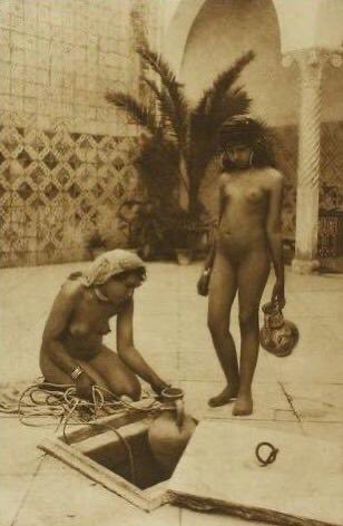 - طيب ليه فرض الاشوريين وصار كقانون؟فرض في العصر الاشوري كتميز طبقي كان بس يغطي الشعر للمرأة الحرة من الطبقة الأعلى كعلامة للمنزلة الرفيعة الجارية وبائعات الجىْس والطبقات الفقيرة بلا حجاب لأنهم طبقة وضيعة