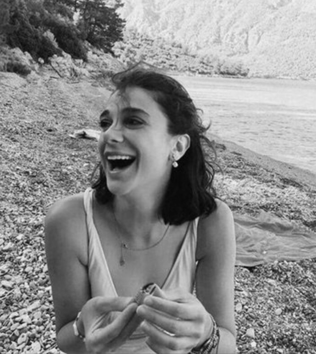 Oğullarınıza sevmeyi öğretin, vazgeçebilmeyi, bir kadını incitmemeyi, gülüşünü eksiltmemeyi , kendinden sakınmayı, kıymetli bir kuş tüyünü elinde tutar gibi tutmayı ve en önemlisi de uçmak isterse avuçlarını açıp nazikçe serbest bırakmayı öğretin. #pinargultekin