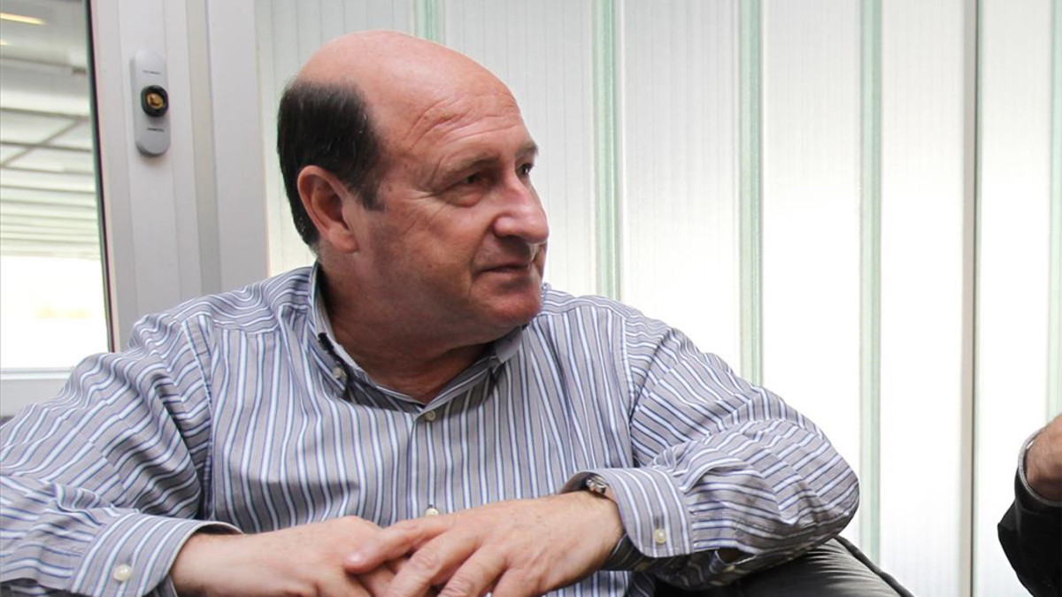 Recull d’entrenadors referents del futbol català.Capítol II Joan Vilà (1954) Volem tenir la pilota per jugar i gaudir, no més optimitzarem el rendiment del jugador, si gaudeixen jugant ho compartirem amb tot l’equip. 48 anys al Barça de jugador,entrenador i l'àrea de metodologia.