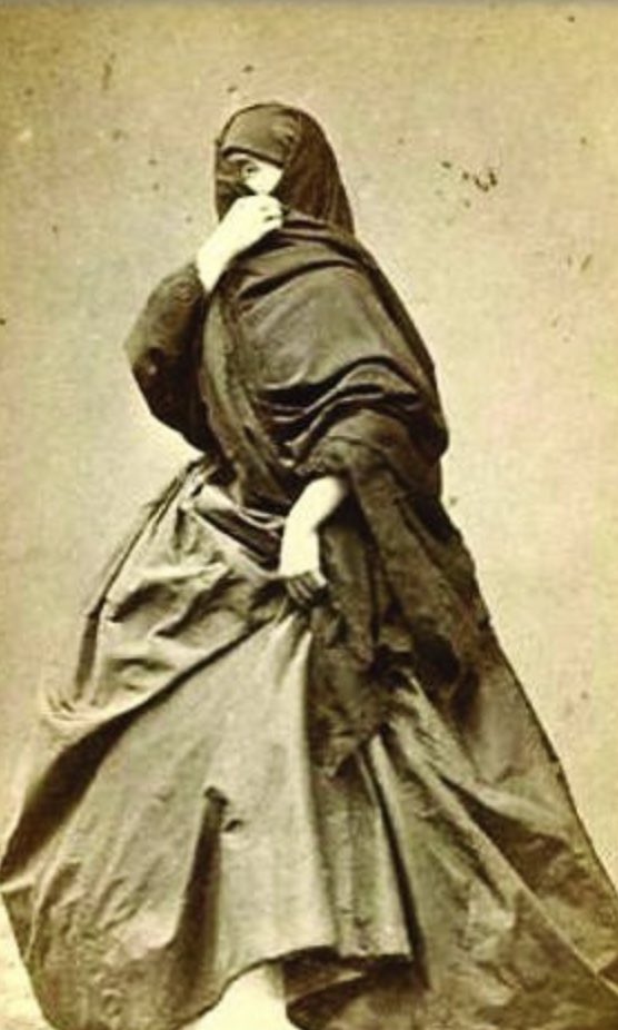 جزيرة العرب ماكان عندهم الحجاب لعدم وجود طبقة مالكة لطبيعتهم السياسية كانوا مجموعة قبائل لكن لباس المرأة العربية وقتها ساتر وبسب حرارة الشمس والعواصف الرملية كان كل من الرجل والمرأة فالجزيرة يضعون عمامة على الرأس وجزء من العمامة يسدل ورا الظهر وقت العواصف يغطى الفم والأنف