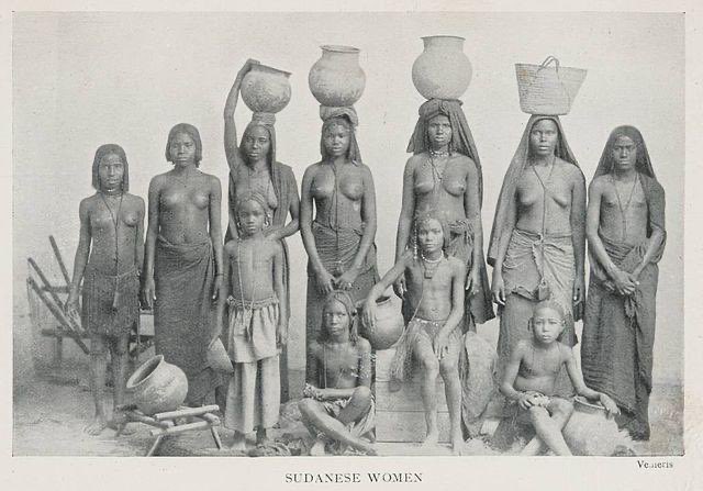 ظهر التميز الطبقي لأول مرة في عهد عمر حيث ظهرت أول مشكلة بعد توسع الدولة الاسلامية وهي التحرش طبعاً الحل عند عمر اللي اخذه من الشعوب السابقة وهو من خلال التميز الطبقي بين الحرة والجارية لأن عرب الجزيرة عادتهم لا يتحىرشون بالحرة