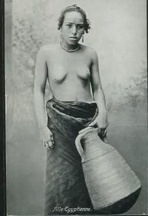 ابن القيم "وَقَدْ كَانَتْ الْإِمَاءُ عَلَى عَهْدِ الصَّحَابَةِ يَمْشِينَ فِي الطُّرُقَاتِ مُنْكْشِفَاتٍ الرُّءُوسَ وَيَخْدِمْنَ الرِّجَالَ"