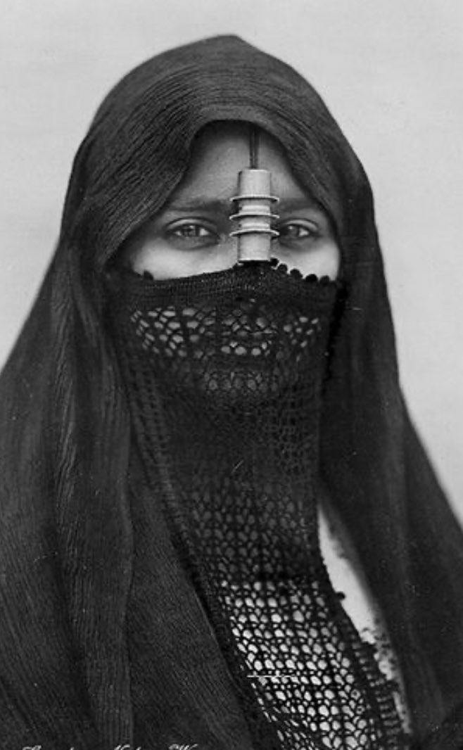 والثانية توضع على الرأس وتسدل أطرافها على الجزء السفلي من الجسم حتى منتصفه وتغطية كاملة لليدين، ويرتدى مع هذه الملاية غطاء للوجه كان يسمى (بيشة)