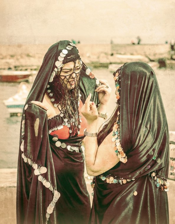 - كيف وصل الحجاب والعبايه والنقاب بالصورة الحالية ؟العباية أول مادخلت الجزيزة العربية كان عن طريق الحكم العثماني هي فالاصل لباس تركي ويسمى "الملاية التركي"، وهو عبارة عن قطعتين من القماش الأسود تلف الأولى حول الجزء السفلي من الجسم من الوسط وحتى القدمين