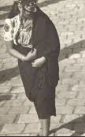 - كيف وصل الحجاب والعبايه والنقاب بالصورة الحالية ؟العباية أول مادخلت الجزيزة العربية كان عن طريق الحكم العثماني هي فالاصل لباس تركي ويسمى "الملاية التركي"، وهو عبارة عن قطعتين من القماش الأسود تلف الأولى حول الجزء السفلي من الجسم من الوسط وحتى القدمين