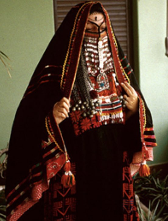 كما عرف ما يسمى بـ"الملفع" وهو قطعة قماش مستطيلة، إلا أنها ليست من قماش "المنيخل" الذي عُرف لدى نساء نجد وإنما من الحرير، كما كان من أسماء الطرح ما عرف بـ "أم رحيلة" و"الغدفة" وهو مسمى الشيلة عند البادية. "المنديل" من ألوان متعددة يوضع على الرأس على شكل مثلث ويربط تحت الذقن،