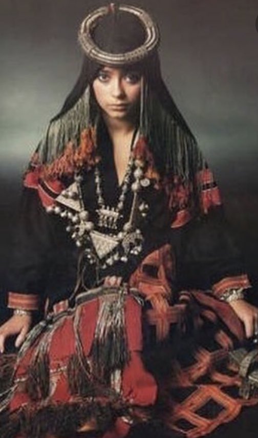 كما عرف ما يسمى بـ"الملفع" وهو قطعة قماش مستطيلة، إلا أنها ليست من قماش "المنيخل" الذي عُرف لدى نساء نجد وإنما من الحرير، كما كان من أسماء الطرح ما عرف بـ "أم رحيلة" و"الغدفة" وهو مسمى الشيلة عند البادية. "المنديل" من ألوان متعددة يوضع على الرأس على شكل مثلث ويربط تحت الذقن،