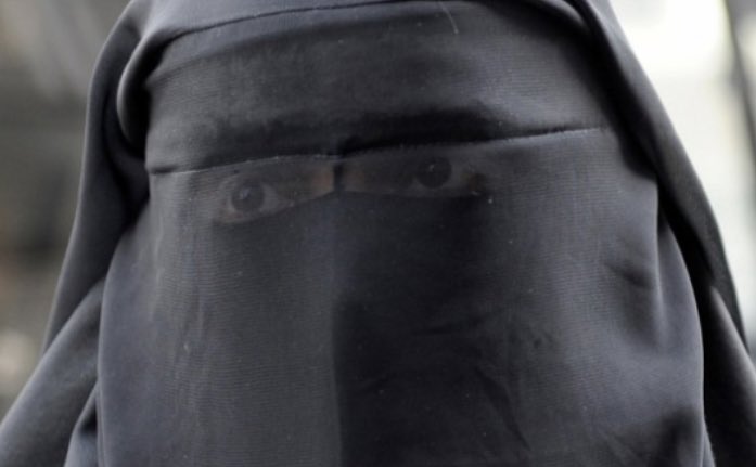 وبهدف الوصول حينها إلى تأييد المتشددين له، اشترط وضع غطاء خفيف ساتر للعينين تسدله المرأة في حال تواجد الرجال الأجانب، مضيفة:"ظهر نقاب آخر سمي بنقاب طائر البومة يحوي فتحات للعينين صغيرتين لا تخرج سوى عدسة العين، بالإضافة إلى نقاب العين الواحده،ونقاب الشبك إلا أن ذلك لم يستمر طويلا