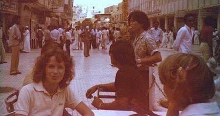 وأفادت الكاتبة الهويريني أن النساء في السعودية كن يخرجن قبل ظهور العباءة السوداء بما يسمى بالجلال أو شرشف الصلاة، كما وتكتفي بارتدائه في المنزل أمام أقرباء الزوج من أشقاء وأعمام".وتقدر تسأل كل كبار وكبيرات السن فعلاً كنا النساء يلبسن مايسمى بالشرشف أو الجلال وكان من اقمشة خفيفه